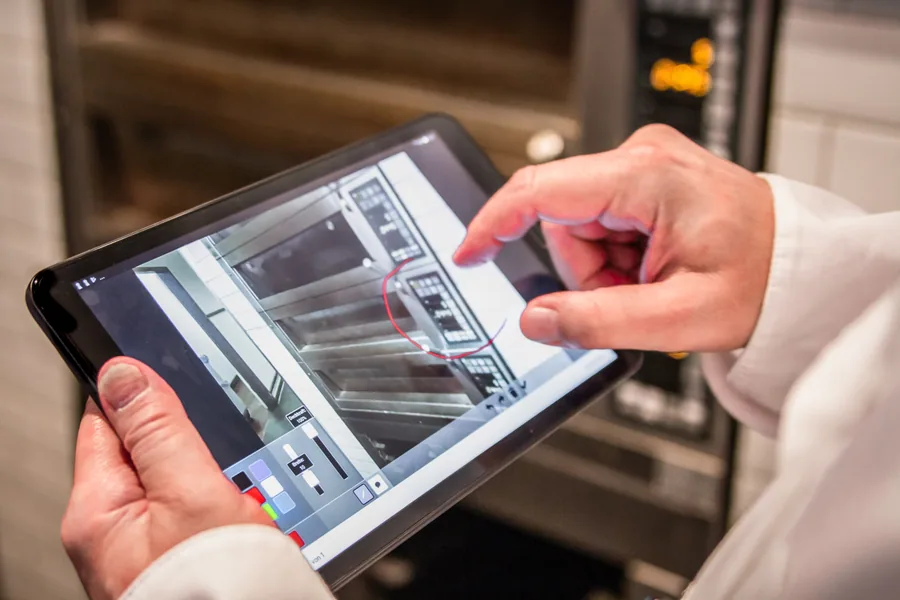 Direkte Dokumentation auf dem Tablet – Gerät markiert, Anmerkung erfasst.